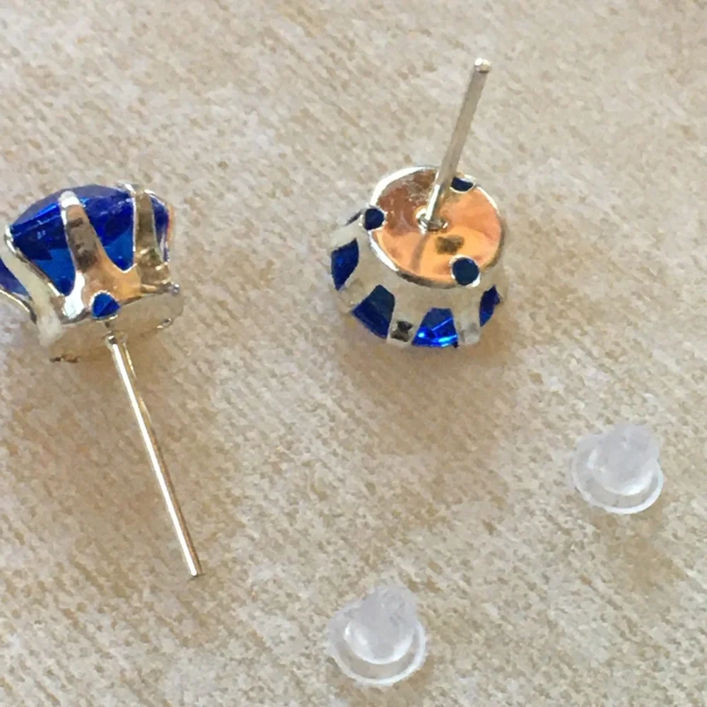 🎈Sale 🎈2 for $10 NWOT brilliant blue rhinestone look post earrings summer fun - Picture 3 of 5